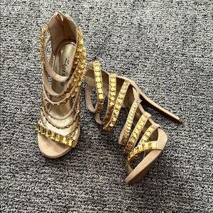 beautiful embellished diamond heels ! Size 6 in good condition